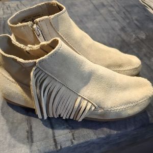 Minnetonka booties ankle high with fringe Color: Cream Size: 6.5 New without box